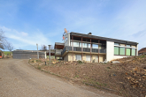 Baugrundstück mit Hausbestand in grüner Randlage und traumhafte Aussicht - Auffahrt und Garage
