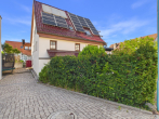 Hausansicht mit Solar und Photovoltaik