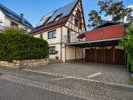 Hausansicht mit Carport