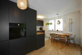 Moderne 4,5-Zimmer-Wohnung im 1. OG zu verkaufen! - Küche, Essecke