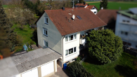3-Familienhaus mit großem Grundstück. - Rückansicht mit Garagen