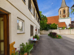 Idyllisches Mehrfamilienhaus im Ortskern mit vier Wohneinheiten - Blick auf Kirche
