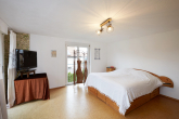 2 Wohn- und Geschäftshäuser mit 6 Wohneinheiten sowie 2 vielseitigen Gewerbeflächen - Whg. Nr. 2 - OG rechts Schlafzimmer - Haus 92