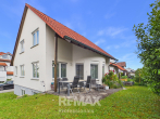 Freistehendes Einfamilienhaus mit Garten und Garage - Hausansicht