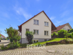 Freistehendes Einfamilienhaus mit Garten und Garage - Hausansicht