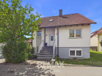 Freistehendes Einfamilienhaus mit Garten und Garage - Hausansicht
