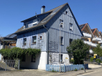 Freistehendes Einfamilienhaus mit Einliegerwohnung in ruhiger Lage - Hausansicht mit Carport