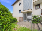 Gelegenheit! Wohnung mit Gartenterrasse und PKW-Stellplatz im Freien! - Hauseingang