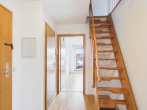 Helle Maisonette 60 m² mit Dachstudio 25 m², Balkon mit schöner Aussicht und Kfz-Stellplatz - Flur