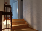 Für unsere Suchkunden: Reihenmittelhaus mit Gartenterrasse und PKW-Stellplatz. - Zugang Bad und Schlafen