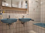Für unsere Suchkunden: Reihenmittelhaus mit Gartenterrasse und PKW-Stellplatz. - Bad Bild 1