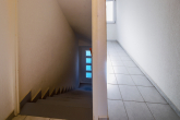 Kapitalanlage mit Charme und Potenzial: Wohnensemble mit Vorder- und Hinterhaus in bevorzugter Lage in Stuttgart - Silvrettastraße 36 a: Treppenhaus