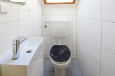 Kapitalanlage mit Charme und Potenzial: Wohnensemble mit Vorder- und Hinterhaus in bevorzugter Lage in Stuttgart - Silvrettastraße 36 a: DG: WC