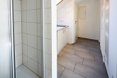Kapitalanlage mit Charme und Potenzial: Wohnensemble mit Vorder- und Hinterhaus in bevorzugter Lage in Stuttgart - Silvrettastr. 36 a: DG: Dusche