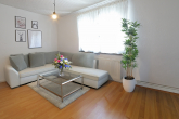 Kapitalanlage mit Charme und Potenzial: Wohnensemble mit Vorder- und Hinterhaus in bevorzugter Lage in Stuttgart - Silvrettastraße 36 a: OG: Wohnzimmer