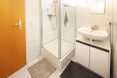 Kapitalanlage mit Charme und Potenzial: Wohnensemble mit Vorder- und Hinterhaus in bevorzugter Lage in Stuttgart - Silvrettastraße 36 a: OG. Bad