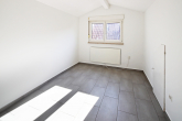 Kapitalanlage mit Charme und Potenzial: Wohnensemble mit Vorder- und Hinterhaus in bevorzugter Lage in Stuttgart - Silvrettastraße 36 a: DG: Wohnen und Essen