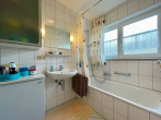 Geräumiges Zweifamilienhaus mit 2 Garagen in Leutenbach - Badezimmer EG