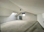Geräumiges Zweifamilienhaus mit 2 Garagen in Leutenbach - Zimmer DG