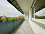 Geräumiges Zweifamilienhaus mit 2 Garagen in Leutenbach - Balkon OG