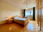 Geräumiges Zweifamilienhaus mit 2 Garagen in Leutenbach - Schlafzimmer EG