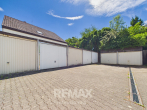 Großzügiges Einfamilienhaus inkl. Einliegerwohnung in ruhiger Lage mit Stellplätzen und Garage zu verkaufen - Außenaufnahme_Garage