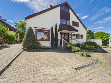 Großzügiges Einfamilienhaus inkl. Einliegerwohnung in ruhiger Lage mit Stellplätzen und Garage zu verkaufen, 71334 Waiblingen-Hegnach, Einfamilienhaus