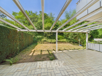 Großzügiges Einfamilienhaus inkl. Einliegerwohnung in ruhiger Lage mit Stellplätzen und Garage zu verkaufen - Terrasse mit Blick in den Garten_EG
