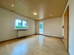 Eindrucksvolles Zweifamilienhaus mit Wintergarten und zwei Garagen in Waiblingen-Hohenacker - EG_Zimmer