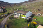 Architektenhaus mit Freifläche in herrschaftlicher Lage und traumhafte Aussicht - Hausansicht - Grünanlagen visualisiert
