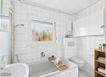 Reihenmittelhaus mit Garage und Garten: Mit Aussicht auf Weinberge - so könnte Ihr Bad aussehen