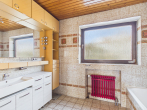 Gepflegtes Einfamilienhaus mit Einliegerwohnung, ausgebautem Dachgeschoss und schönem Garten - OG Bad