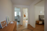 Moderne 4,5-Zimmer-Wohnung im 1. OG zu verkaufen! - Flur zu den Schlafräumen