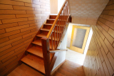 Einfamilienhaus mit viel Potenzial für Handwerker oder Heimwerker - Flur mit Treppe
