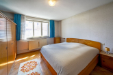 Wohn- und Geschäftshaus mit 3 Garagen - Schlafzimmer OG