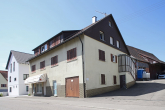 Wohn- und Geschäftshaus mit 3 Garagen - Straßenansicht