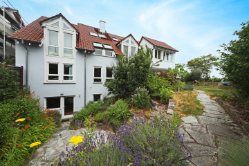 Großzügiges Familiendomizil mit Einliegerwohnung und Schwimmbad und viel Platz zum Leben, 71254 Ditzingen, Einfamilienhaus