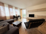 Moderne, barrierefreie 2-Zimmer-Hochparterre-Wohnung mit Balkon - Wohnzimmer