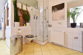 Freistehendes Architektenhaus mit baulichen Erweiterungsmöglichkeiten, *Energieklasse B* wie Bj. 2000 - Badezimmer im DG