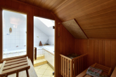Freistehendes Architektenhaus mit baulichen Erweiterungsmöglichkeiten, *Energieklasse B* wie Bj. 2000 - Sauna im DG