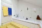 Freistehendes Architektenhaus mit baulichen Erweiterungsmöglichkeiten, *Energieklasse B* wie Bj. 2000 - Badezimmer im DG