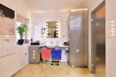 Freistehendes Architektenhaus mit baulichen Erweiterungsmöglichkeiten, *Energieklasse B* wie Bj. 2000 - Badezimmer im DG
