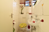 Freistehendes Architektenhaus mit baulichen Erweiterungsmöglichkeiten, *Energieklasse B* wie Bj. 2000 - Gäste WC im EG