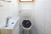 Kapitalanlage mit Charme und Potenzial: Wohnensemble mit Vorder- und Hinterhaus in bevorzugter Lage in Stuttgart - Silvrettastraße 36 a: DG: WC