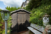 Charmante Doppelhaushälfte in ruhiger Hanglage mit Aussicht - Gartenhütte