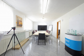 Wohn- und Geschäftshaus mit 3 Wohneinheiten, Büroräumen und Gartengrundstück - Konferenzraum Haus 60, EG