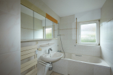 Praktische 4-Zimmer-Wohnung mit Südbalkon, Aussicht und Gartennutzung - Bad