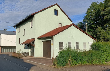Zweifamilienhaus mit Einliegerwohnung und Garage, 71384 Weinstadt, Zweifamilienhaus