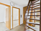 Freistehendes Wohnhaus mit kleinen Garten und Garage in zentraler Lage - Treppenaufgang zum Gästezimmer und Bühne