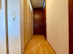 Großzügige 4-Zimmer Hochparterre Wohnung mit 2 Balkonen, 1 Garage und 1 Stellplatz - Flur